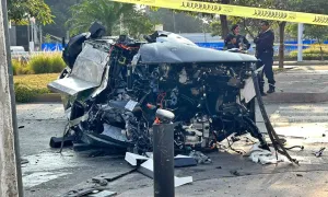 Elon Musk ca ngợi bán tải Tesla Cybertruck sau tai nạn