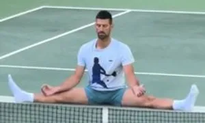 Khoảnh khắc ngồi thiền trên lưới của Djokovic gây sốt