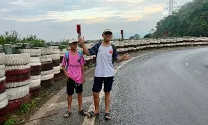 Ba mẹ con đi bộ từ Điện Biên về Hà Nội xem diễu binh Ba mẹ con đi bộ từ Điện Biên về Hà Nội xem diễu binh