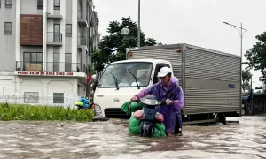 Những người vượt 'biển nước' đi làm Những người vượt 'biển nước' đi làm